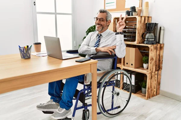 Μεσήλικας Ισπανός Που Δουλεύει Στο Γραφείο Και Κάθεται Αναπηρικό Καροτσάκι — Φωτογραφία Αρχείου