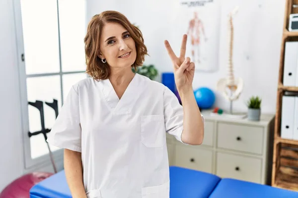 Fisioterapeuta Mujer Mediana Edad Que Trabaja Clínica Recuperación Del Dolor —  Fotos de Stock