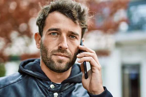 Handsome Hispanic Man Beard Serious Face Outdoors Speaking Phone — Φωτογραφία Αρχείου