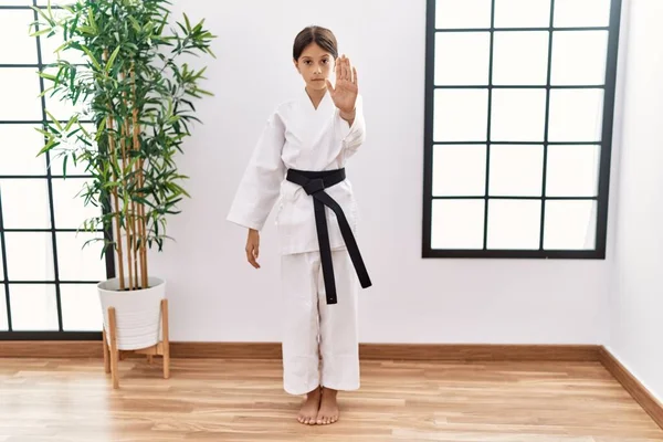 Mladá Hispánka Karate Kimonu Černém Opasku Přestala Zpívat Dlaní Ruky — Stock fotografie