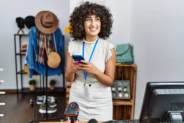 Молода Середньо Східна Покупка Жінка Посміхається Щасливим Використанням Смартфона Магазині — стокове фото