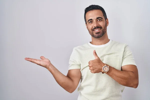 Hombre Hispano Con Barba Pie Sobre Fondo Aislado Mostrando Palma —  Fotos de Stock