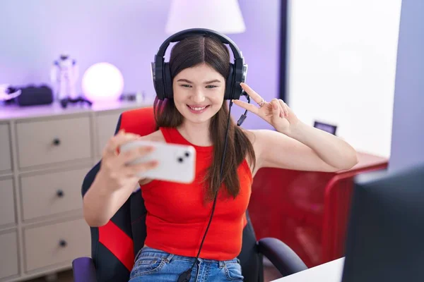 Junge Kaukasierin Lächelt Selbstbewusst Und Macht Selfie Mit Smartphone Spielothek — Stockfoto