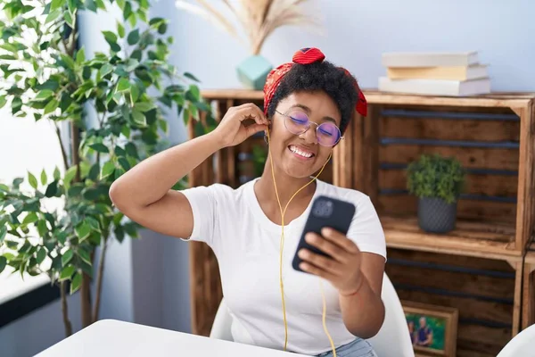 Afro Amerikaanse Vrouw Luisteren Naar Muziek Zitten Tafel Thuis — Stockfoto