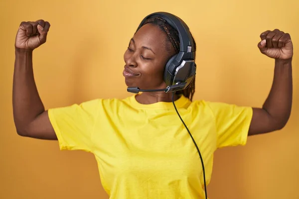 Mujer Afroamericana Escuchando Música Usando Auriculares Mostrando Los Músculos Los —  Fotos de Stock