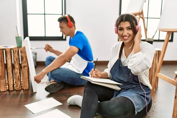 Due Studenti Sorridenti Felici Usando Cuffie Pittura Alla Scuola Arte — Foto Stock