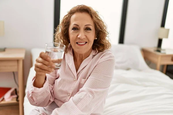 Orta Yaşlı Beyaz Kadın Yatak Odasındaki Yatakta Içiyor — Stok fotoğraf