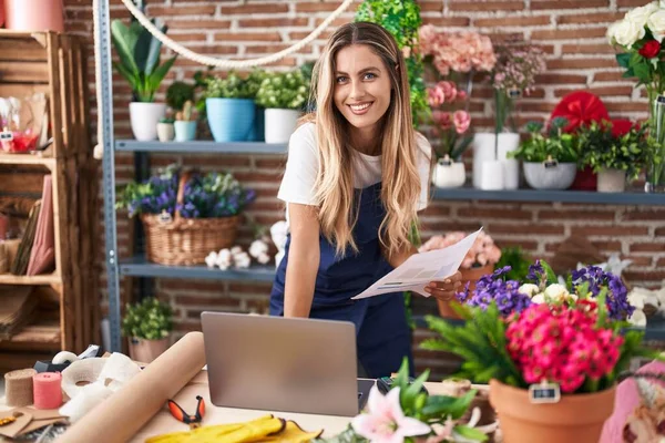 Jonge Blonde Vrouw Bloemist Met Behulp Van Laptop Lezen Document — Stockfoto