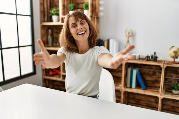 Chica Caucásica Joven Con Ropa Casual Sentado Mesa Casa Mirando — Foto de Stock