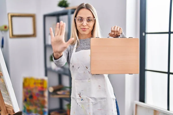 Young Blonde Painter Woman Holding Wooden Case Art Studio Open — Stock Photo, Image