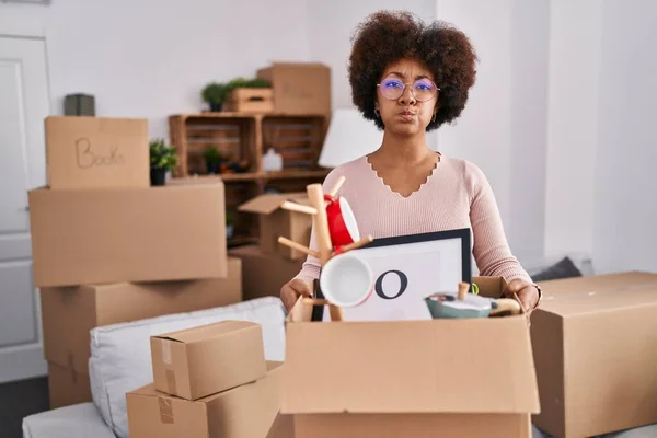 Genç Afro Amerikalı Bir Kadın Komik Suratlı Yeni Bir Evde — Stok fotoğraf