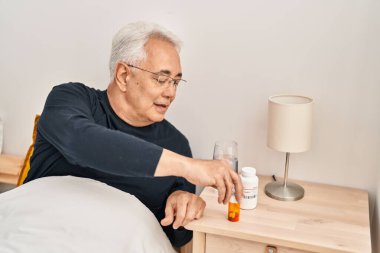 Son sınıf öğrencisi ilaç tedavisi görüyor. Yatak odasında oturuyor.