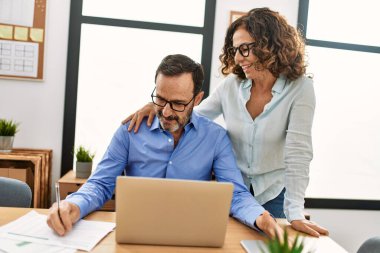 Ofiste mutlu bir şekilde flört eden iki orta yaşlı iş adamı..