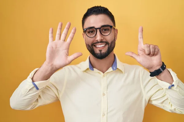 Joven Hispano Vistiendo Ropa Negocios Gafas Mostrando Señalando Con Los — Foto de Stock