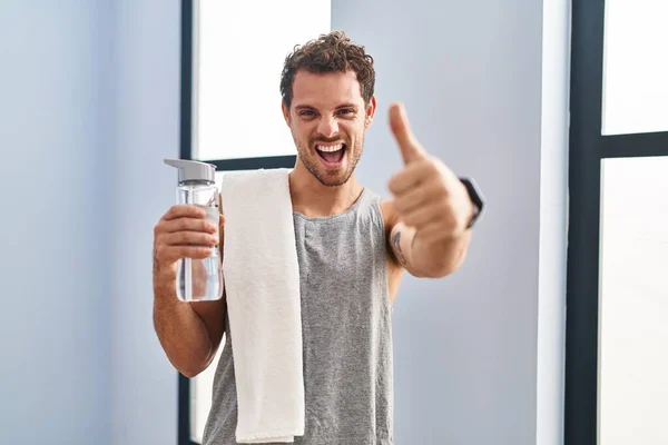 Ung Latinamerikansk Man Bär Sportkläder Dricksvatten Godkänner Gör Positiv Gest — Stockfoto