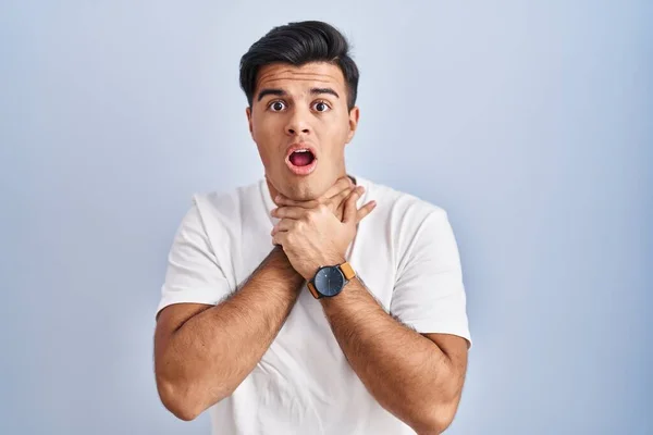 Hispanic Man Standing Blue Background Shouting Suffocate Because Painful Strangle — Stock Photo, Image