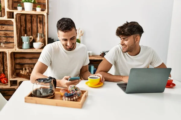 Dois Homens Hispânicos Casal Tomando Café Manhã Usando Smartphone Laptop — Fotografia de Stock