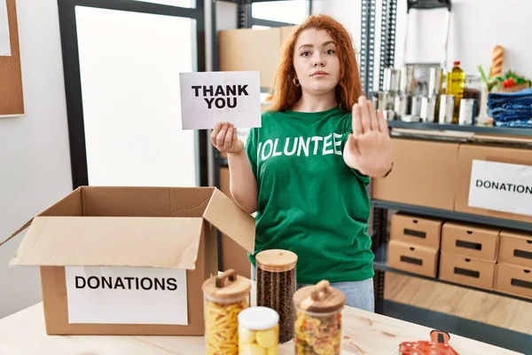 Young Redhead Woman Wearing Volunteer Shirt Holding Thank You Banner — Stock Photo, Image