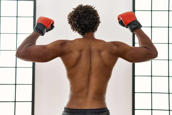 Joven Afroamericano Boxeo Hombre Gimnasio — Foto de Stock