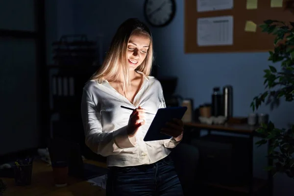 Young Woman Business Worker Using Touchpad Working Office — Stock fotografie