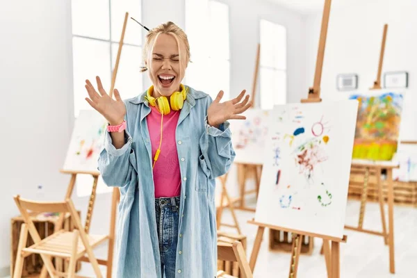 Joven Chica Caucásica Estudio Arte Celebrando Loco Loco Por Éxito — Foto de Stock