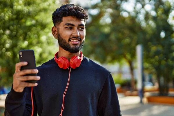 Jovem Árabe Homem Sorrindo Confiante Usando Smartphone Parque — Fotografia de Stock
