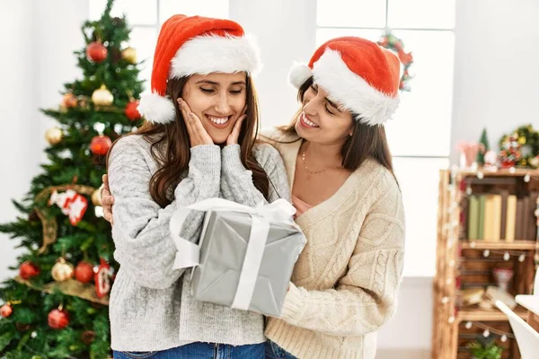 Две Женщины Удивляют Подарками Стоящими Рождественской Елки Дома — стоковое фото