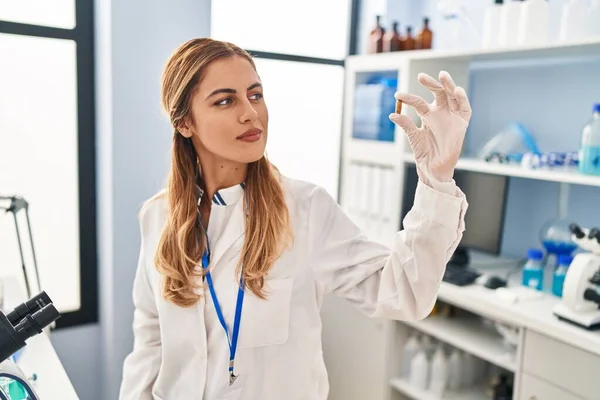 Junge Blonde Frau Wissenschaftleruniform Hält Pille Labor — Stockfoto