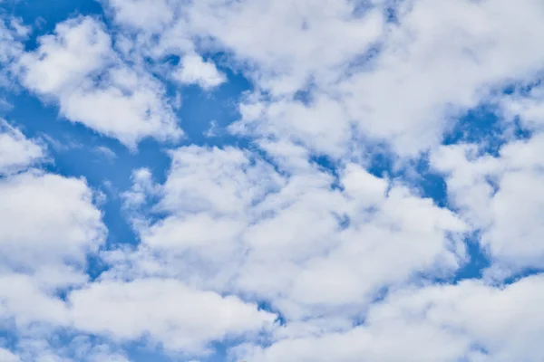 Prachtige Blauwe Lucht Met Wolken Een Zonnige Dag — Stockfoto