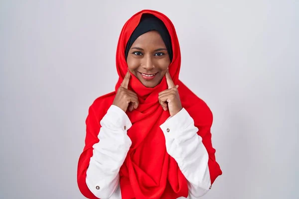 Junge Araberin Mit Traditionellem Islamischen Hijab Schal Die Mit Offenem — Stockfoto