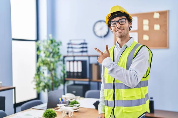 Spansktalande Man Klädd Arkitekt Hardhat Leende Glad Pekar Med Hand — Stockfoto