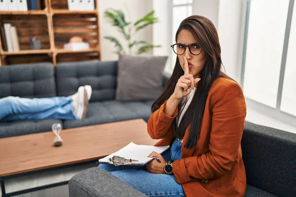 Jonge Spaanse Vrouw Die Werkt Als Psycholoog Vraagt Stil Zijn — Stockfoto