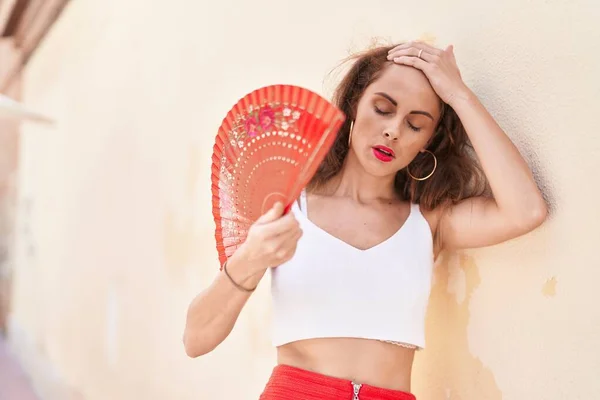 Jovem Bela Mulher Hispânica Usando Handfan Sofrimento Para Quente Rua — Fotografia de Stock