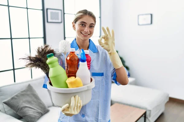 Mujer Rubia Joven Con Uniforme Más Limpio Sosteniendo Productos Limpieza —  Fotos de Stock