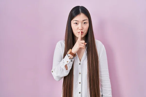 Chinese Young Woman Standing Pink Background Asking Quiet Finger Lips — Stock Photo, Image