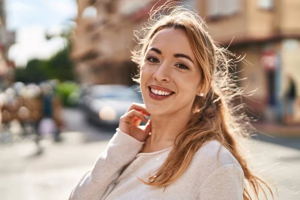 Mujer Joven Sonriendo Confiada Pie Calle —  Fotos de Stock