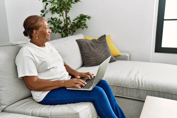 Senior Αφροαμερικανή Γυναίκα Χαμογελά Αυτοπεποίθηση Χρησιμοποιώντας Φορητό Υπολογιστή Στο Σπίτι — Φωτογραφία Αρχείου