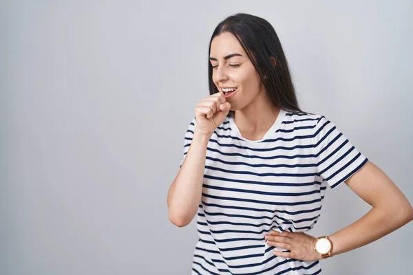 若いブルネットの女性は 寒さや気管支炎の症状として 縞模様のTシャツを着て気分が悪く咳をする ヘルスケアの概念 — ストック写真