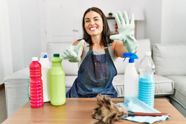 Νεαρή Μελαχρινή Γυναίκα Που Φοράει Καθαρότερη Ποδιά Και Γάντια Καθαρισμού — Φωτογραφία Αρχείου