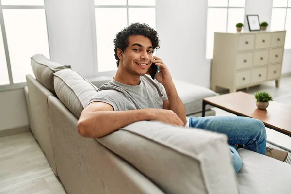 Jovem Hispânico Falando Smartphone Sentado Sofá Casa — Fotografia de Stock