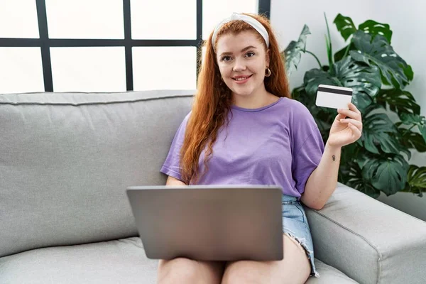 Νεαρή Κοκκινομάλλα Γυναίκα Χαμογελά Αυτοπεποίθηση Χρησιμοποιώντας Φορητό Υπολογιστή Και Πιστωτική — Φωτογραφία Αρχείου