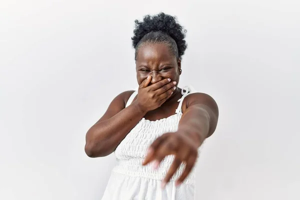 Молодая Африканская Женщина Стоящая Белом Изолированном Фоне Смеявшись Над Тобой — стоковое фото