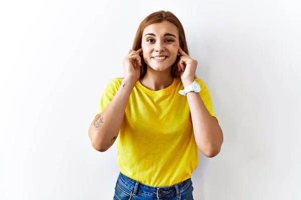 Jonge Brunette Vrouw Staande Geïsoleerde Achtergrond Bedekt Oren Met Vingers — Stockfoto