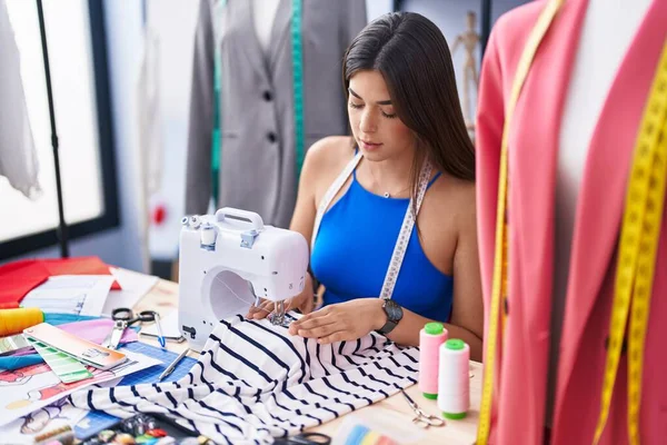 Jonge Mooie Spaanse Vrouw Kleermaker Met Behulp Van Naaimachine Bij — Stockfoto