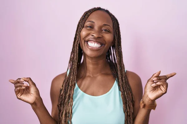 Αφροαμερικανή Που Στέκεται Πάνω Από Ροζ Φόντο Χαμογελώντας Αυτοπεποίθηση Δείχνοντας — Φωτογραφία Αρχείου