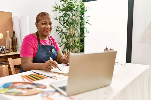 Senior Afrikanisch Amerikanische Frau Zeichnet Mit Laptop Art Studio — Stockfoto