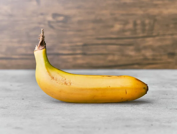 Foto Banana Una Superficie Cemento — Foto Stock