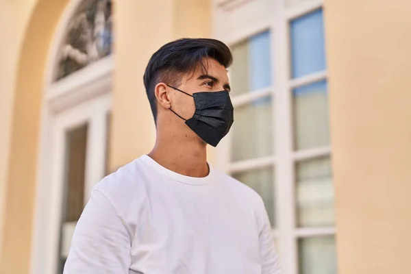 Young Hispanic Man Wearing Medical Mask Standing Street — Zdjęcie stockowe
