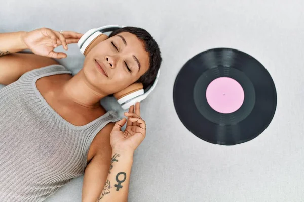 Mujer Hispana Joven Escuchando Música Tumbada Sofá Casa — Foto de Stock