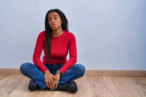 Jonge Afro Amerikaanse Met Vlechten Vloer Thuis Vis Gezicht Met — Stockfoto